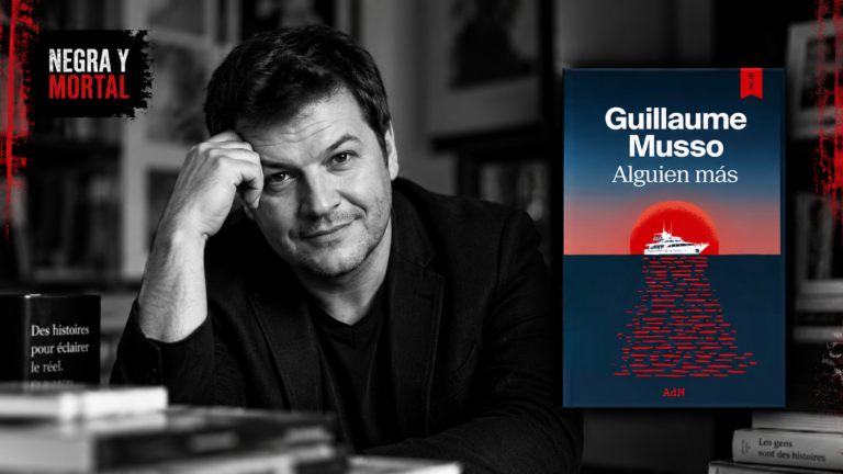 Guillaume Musso junto a la portada de Alguien más